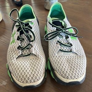 Men’s under armor, tennis shoes, size 11.